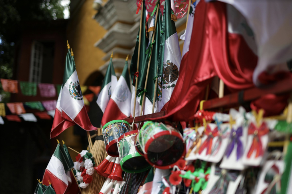 Mexicanos gastan una quinta parte de sus ingresos anuales en festejos patrios… y navideños